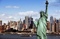 Statue of Liberty in front of the New York City skyline, representing Landmark Global's parcel delivery solutions to the United States.