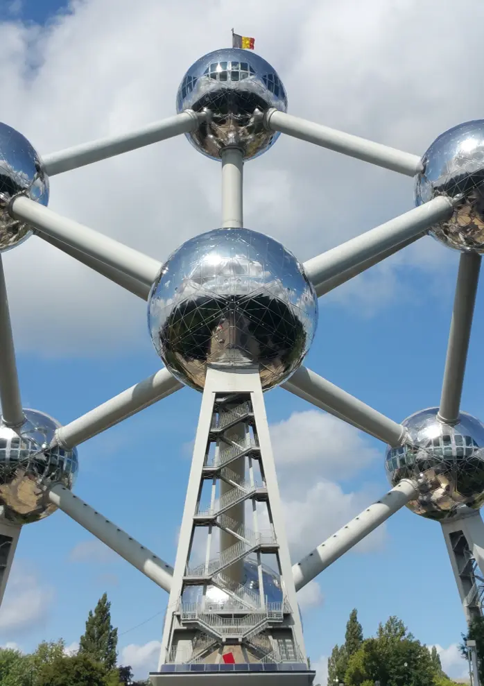 El Atomium, monumento de arquitectura moderna en Bruselas, frente a un cielo al atardecer, simbolizando los destinos de entrega de paquetes de Landmark Global en Bélgica.