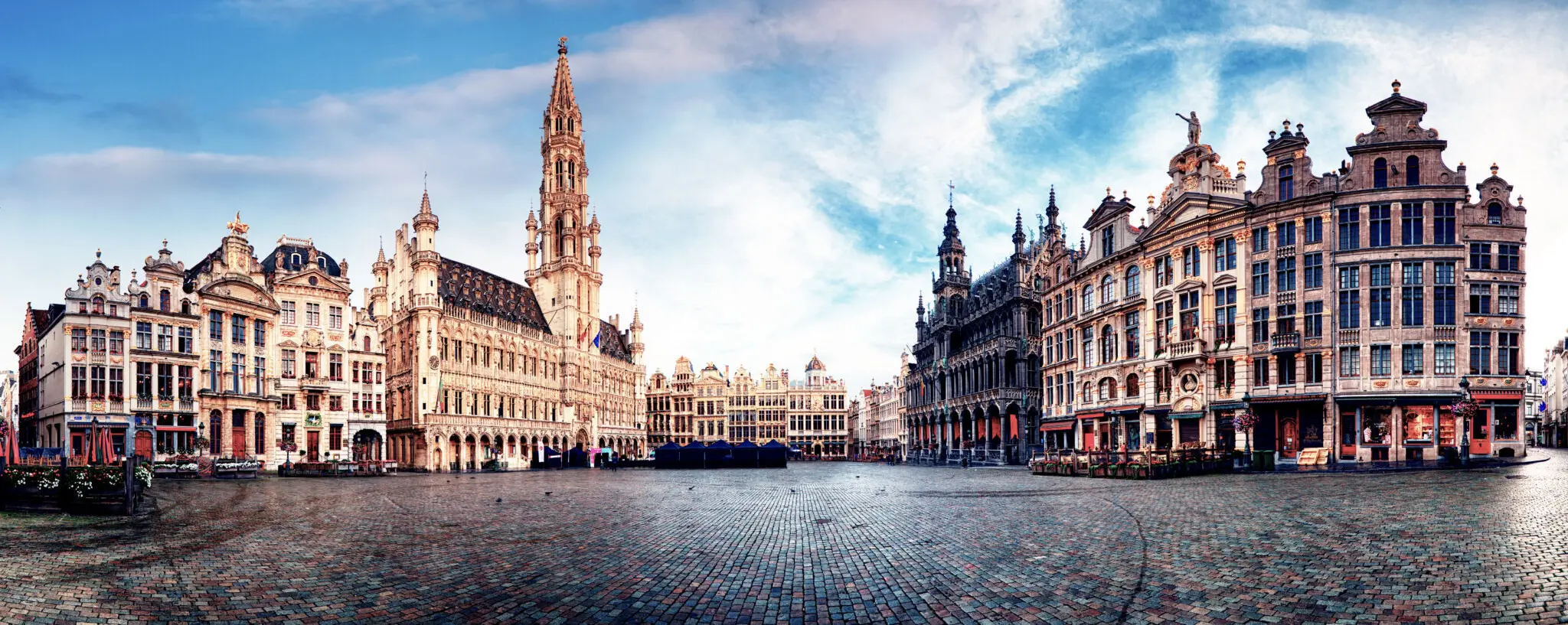 De Grote Markt in Brussel bij zonsondergang, met de historische gildehuizen en het Stadhuis, als symbool voor de pakketbezorgingsdiensten van Landmark Global in België.