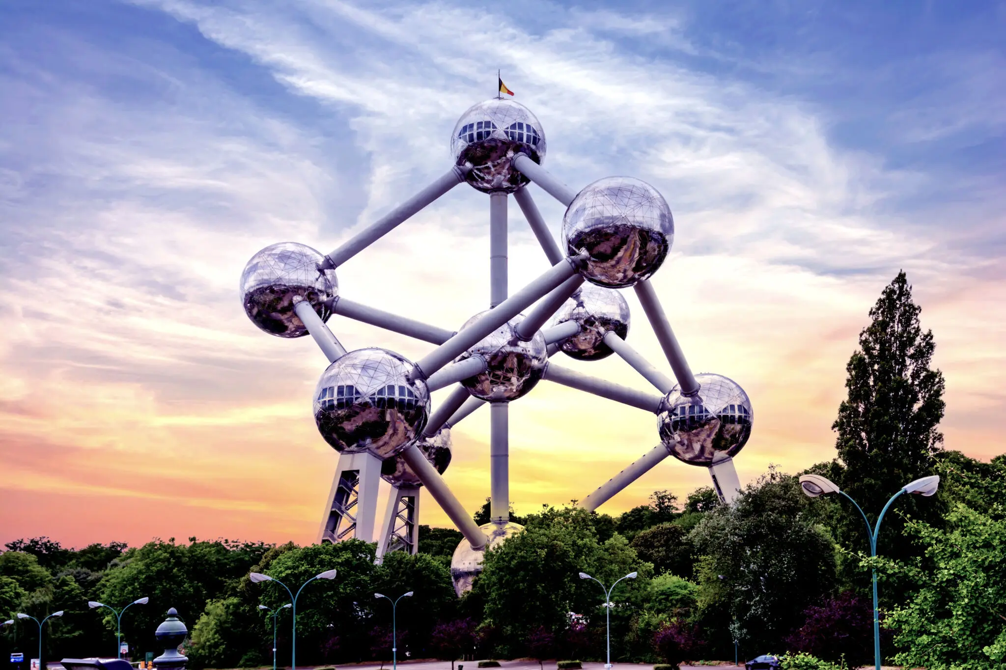 Het moderne architectonische monument het Atomium in Brussel tegen een zonsondergang, als symbool voor België als pakketbestemming van Landmark Global.